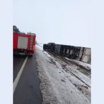 un tir care transporta produse alimentare rasturnat pe dn5 soferul a ajuns la spital foto 6967a0c25140e