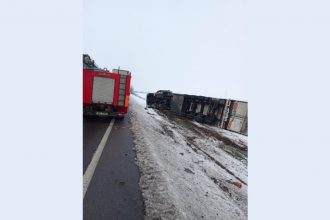 un tir care transporta produse alimentare rasturnat pe dn5 soferul a ajuns la spital foto 6967a0c25140e