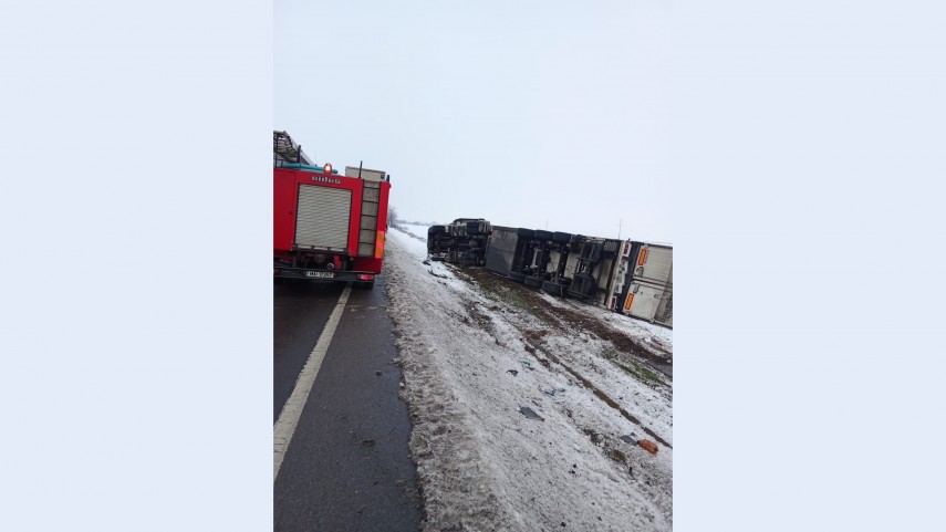 un tir care transporta produse alimentare rasturnat pe dn5 soferul a ajuns la spital foto 6967a0c25140e