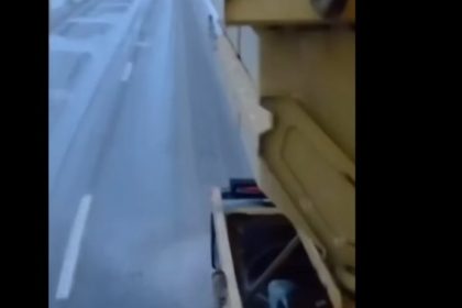 video drumarii de la drdp constanta intervin cu material antiderapant pe autostrazi si drumuri 695fcd4f4a162