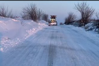 video echipele drumurilor judetene continua interventiile peste 600 de tone de material antiderapant folosite 6960e33e20d82