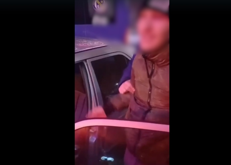 video jandarmii constanteni au prins doi indivizi care se drogau intr o masina unul a fugit si s a ascuns 6960dc35350bc