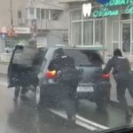 video jandarmii constanteni au venit in sprijinul unui sofer in trafic 695fe62ae77a4