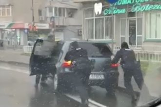 video jandarmii constanteni au venit in sprijinul unui sofer in trafic 695fe62ae77a4