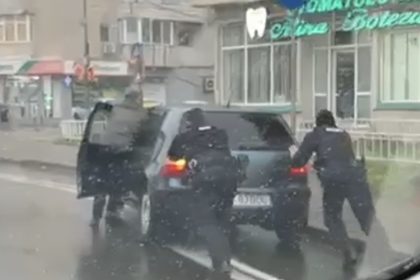 video jandarmii constanteni au venit in sprijinul unui sofer in trafic 695fe62ae77a4