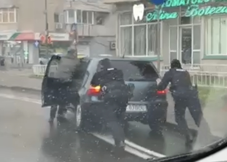 video jandarmii constanteni au venit in sprijinul unui sofer in trafic 695fe62ae77a4