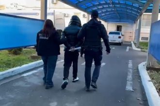 video retinuti de politisti dupa ce au atacat o locuinta si au spart geamurile pe fondul unui conflict mai vechi 695d1f6540db1