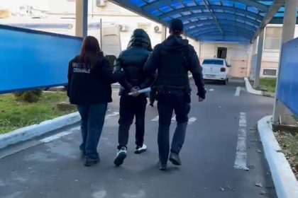 video retinuti de politisti dupa ce au atacat o locuinta si au spart geamurile pe fondul unui conflict mai vechi 695d1f6540db1