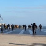 vremea frumoasa a scos constantenii la plimbare de sf ioan pe faleza cazinoului din constanta 695e46b20ba1d