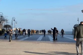 vremea frumoasa a scos constantenii la plimbare de sf ioan pe faleza cazinoului din constanta 695e46b20ba1d