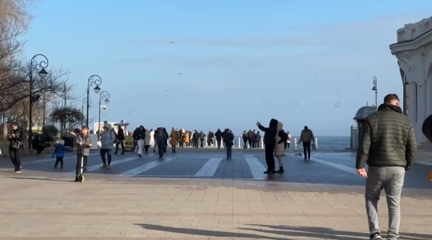 vremea frumoasa a scos constantenii la plimbare de sf ioan pe faleza cazinoului din constanta 695e46b20ba1d