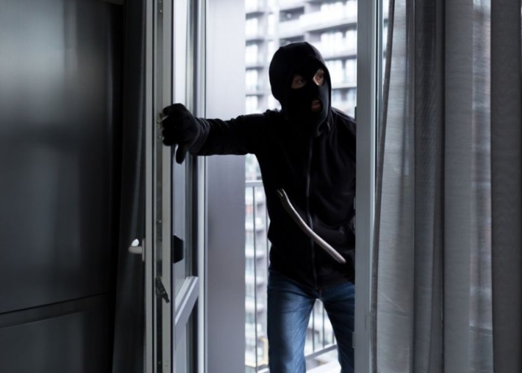 a vrut sa fure din magazia unui hotel din zona mangalia a fost arestat preventiv 698c3a9b445ea