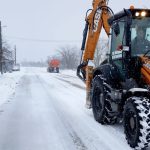 apel la responsabilitate in corbu agentii economici si proprietarii de imobile au obligatia de a curata zapada si gheata de la intrarile in magazine si imobile 699640f84e947