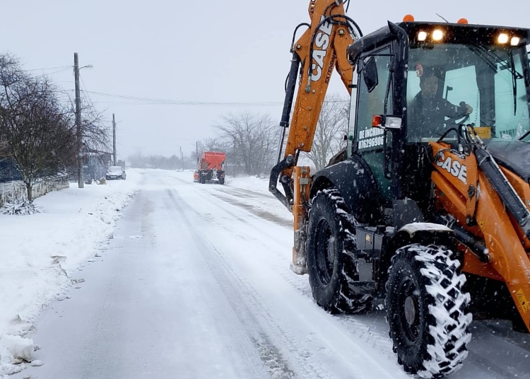 apel la responsabilitate in corbu agentii economici si proprietarii de imobile au obligatia de a curata zapada si gheata de la intrarile in magazine si imobile 699640f84e947