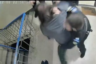 barbatul care a agresat politistii in scara blocului la constanta a fost retinut sub acuzatia de ultraj 698cb91c6feea