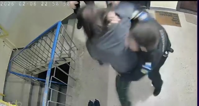 barbatul care a agresat politistii in scara blocului la constanta a fost retinut sub acuzatia de ultraj 698cb91c6feea