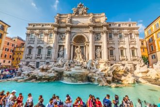 celebra fontana di trevi din roma introduce pentru prima data o taxa pentru turistii care vor sa isi puna o dorinta 697f51dbb276b