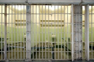 condamnat la peste 5 ani pentru furt calificat saltat de politisti si escortat la poarta alba 6996dbb3eabbb