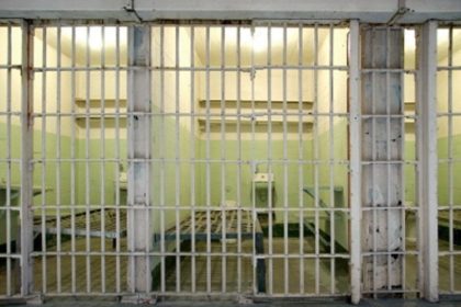 condamnat la peste 5 ani pentru furt calificat saltat de politisti si escortat la poarta alba 6996dbb3eabbb