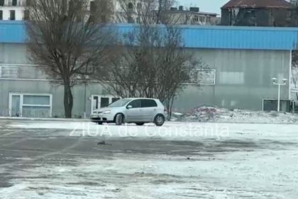 doi soferi surprinsi facand drifturi pe zapada in parcarea de la modern din constanta 69808e5950500