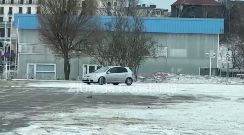 doi soferi surprinsi facand drifturi pe zapada in parcarea de la modern din constanta 69808e5950500