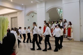 dublu eveniment sarbatorit la tulcea taierea vasilopitei si celebrarea zilei limbii elene foto 6988ac1702522