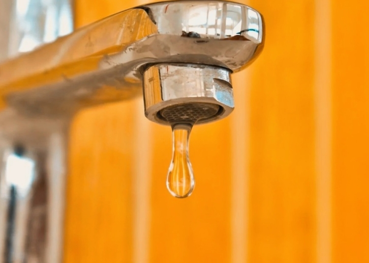 echipele raja sisteaza furnizarea apei potabile in cartierul palazu mare 69831c3a807c6