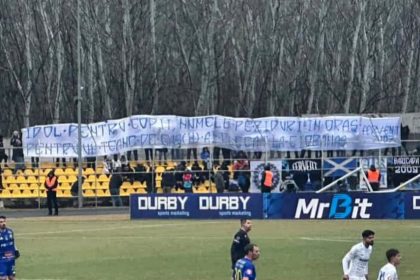 fani suparati banner cu un mesaj contra lui denis alibec afisat la slobozia 69878e7948097