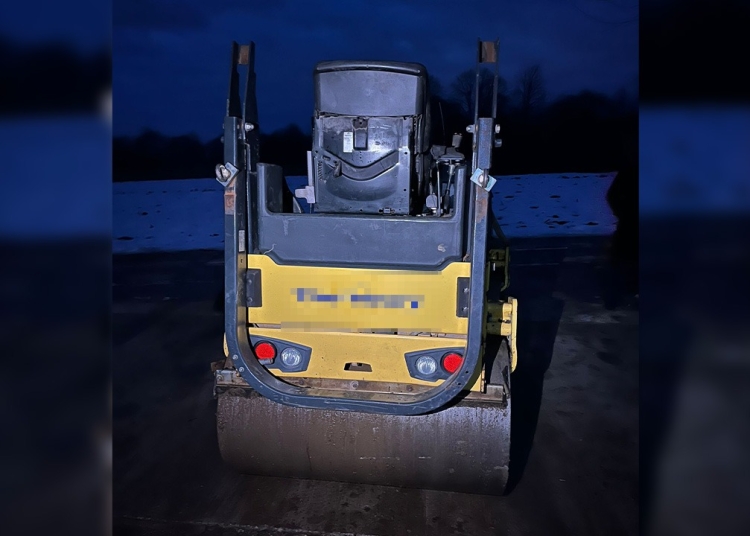 foto descoperire la suceava cilindru compactor semnalat ca furat in marea britanie ridicat de politisti 69904b701ca18