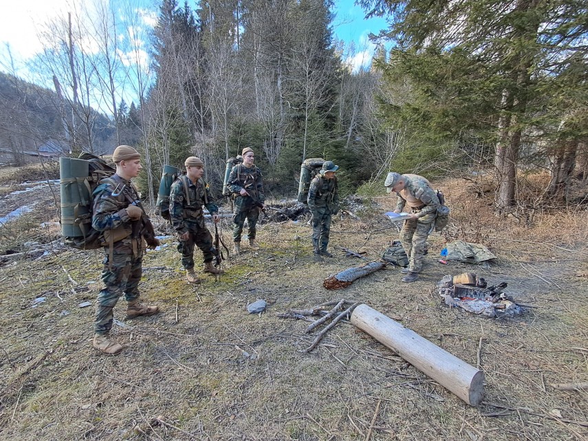 foto militarii din dobrogea si republica moldova se antreneaza in muntii brasovului 699414ded77c0