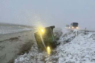 galerie foto constanta sub asediul iernii viscol si strat consistent de zapada prapad in tara drumuri blocate copaci si stalpi cazuti 69961ab914415