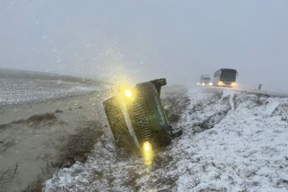 galerie foto constanta sub asediul iernii viscol si strat consistent de zapada prapad in tara drumuri blocate copaci si stalpi cazuti 69961ab914415