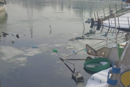 galerie foto poluare cu produse petroliere pe dunare dupa ce un impingator s a scufundat 6983547a992ce