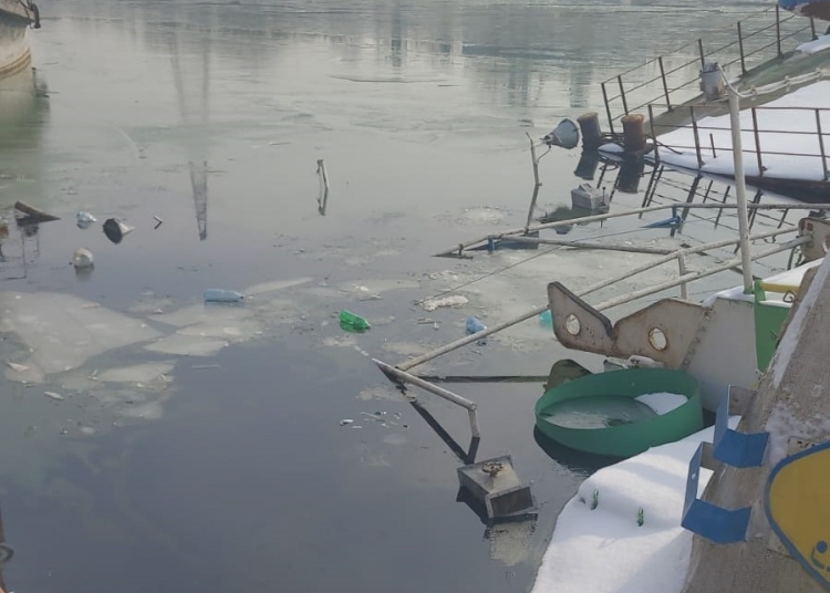 galerie foto poluare cu produse petroliere pe dunare dupa ce un impingator s a scufundat 6983547a992ce