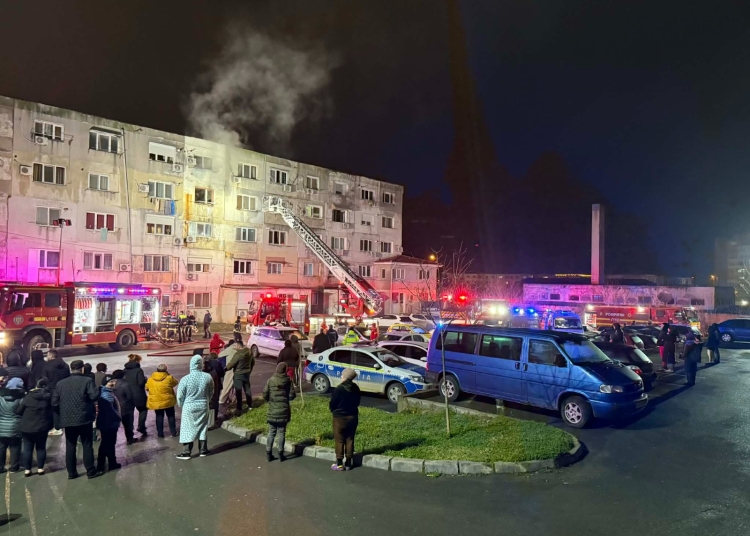 galerie fotovideo incendiu violent intr un bloc din navodari locatarii evacuati o persoana gasita decedata 698652a6a8872