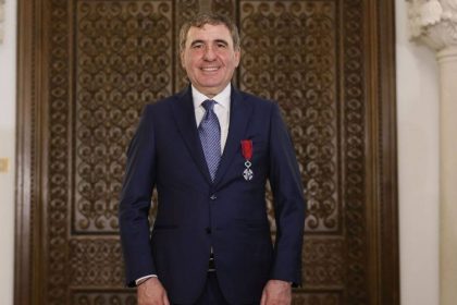 gheorghe hagi are contractul pe masa si e gata sa semneze 30 000 de euro pe luna pentru a conduce echipa nationala 698f07bbd1fa2