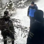 in plina iarna doi tineri au vrut sa urce pe munte in adidasi insa au fost intorsi din drum de jandarmi 698896ef13ee7