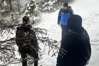in plina iarna doi tineri au vrut sa urce pe munte in adidasi insa au fost intorsi din drum de jandarmi 698896ef13ee7