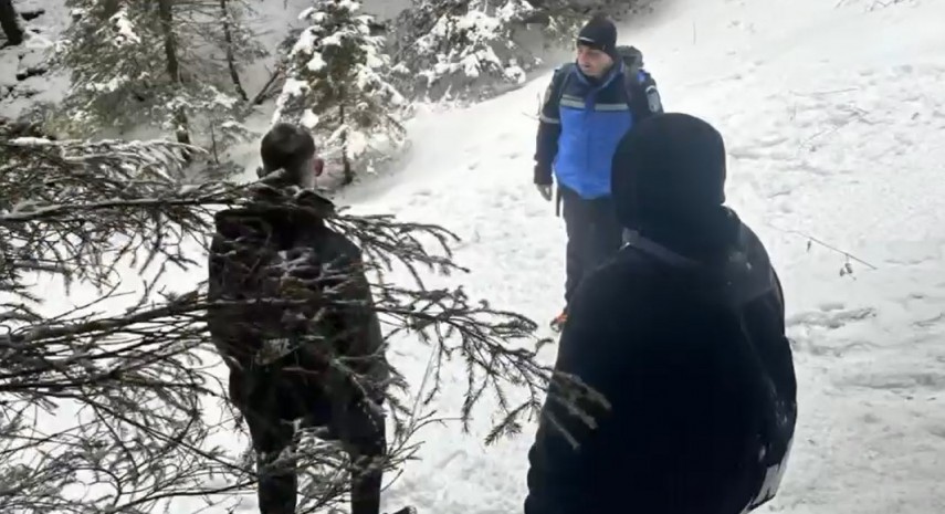 in plina iarna doi tineri au vrut sa urce pe munte in adidasi insa au fost intorsi din drum de jandarmi 698896ef13ee7