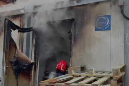 incendiu in curtea spitalului militar din municipiul brasov mai multe echipaje de pompieri chemate in ajutor 69804e552c2af