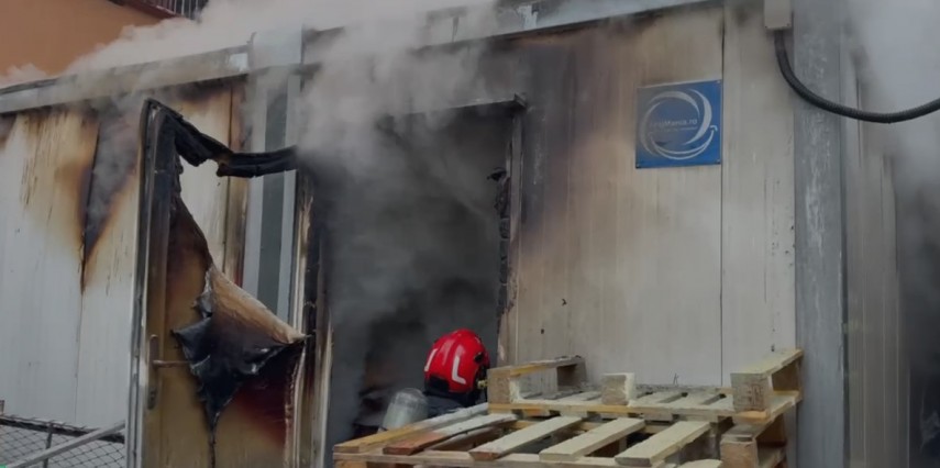 incendiu in curtea spitalului militar din municipiul brasov mai multe echipaje de pompieri chemate in ajutor 69804e552c2af