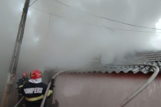 incendiu in localitatea lazu pompierii intervin de urgenta 697f58e50b4af