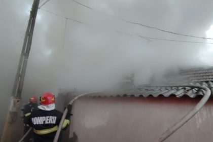 incendiu in localitatea lazu pompierii intervin de urgenta 697f58e50b4af