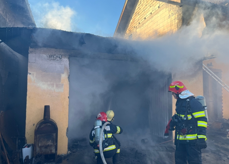 incendiu la o casa din cartierul km 5 69889a6b6033e