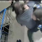 individul care a agresat politistii chemati sa aplaneze un conflict in scara blocului a fost arestat 698dcb8117b6e