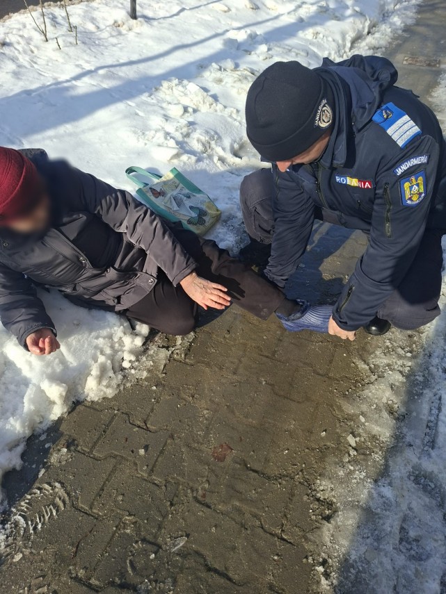 interventie de prim ajutor a jandarmilor din tulcea pentru o femeie cazuta pe strada 699c32a4cf6a6