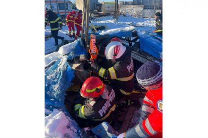 interventie de urgenta pentru salvarea unui barbat surprins sub o anexa prabusita din cauza zapezii 6996c2a5b5f13