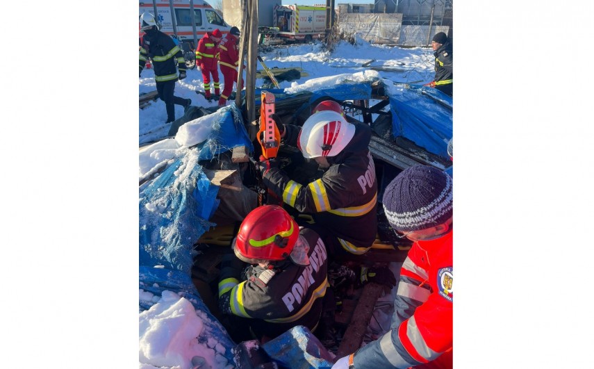 interventie de urgenta pentru salvarea unui barbat surprins sub o anexa prabusita din cauza zapezii 6996c2a5b5f13