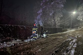 interventii in 14 judete din cauza vremii severe trafic restrictionat si mii de consumatori fara curent 6994e7c984abc