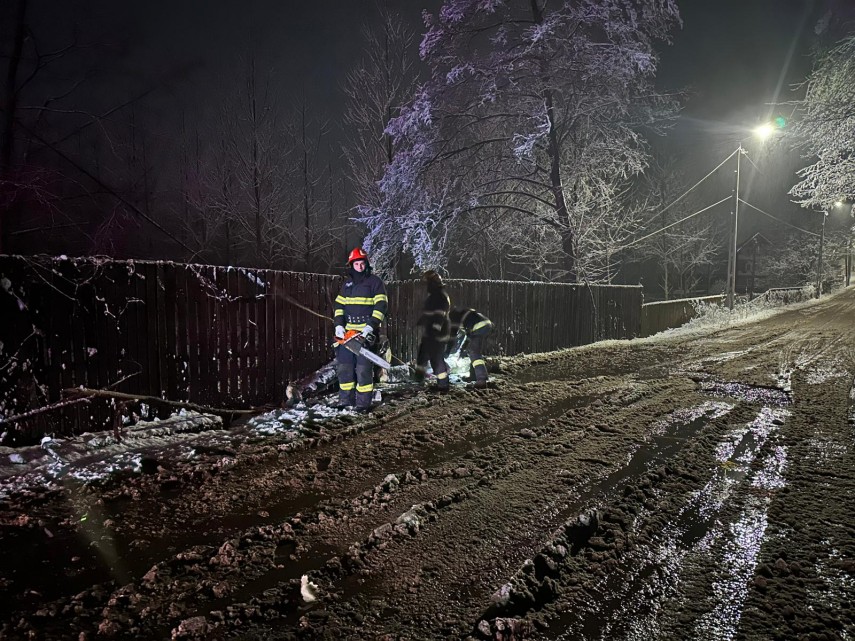 interventii in 14 judete din cauza vremii severe trafic restrictionat si mii de consumatori fara curent 6994e7c984abc